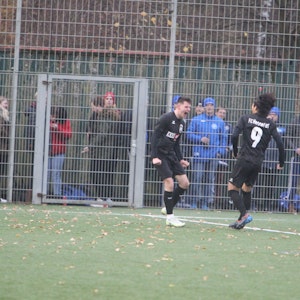 Louis Klapperich (links) vom FC Hennef 05 schreit seine Freude über den Treffer zum 2:0 heraus, sein Mitspieler Kanata Todate eilt herbei.