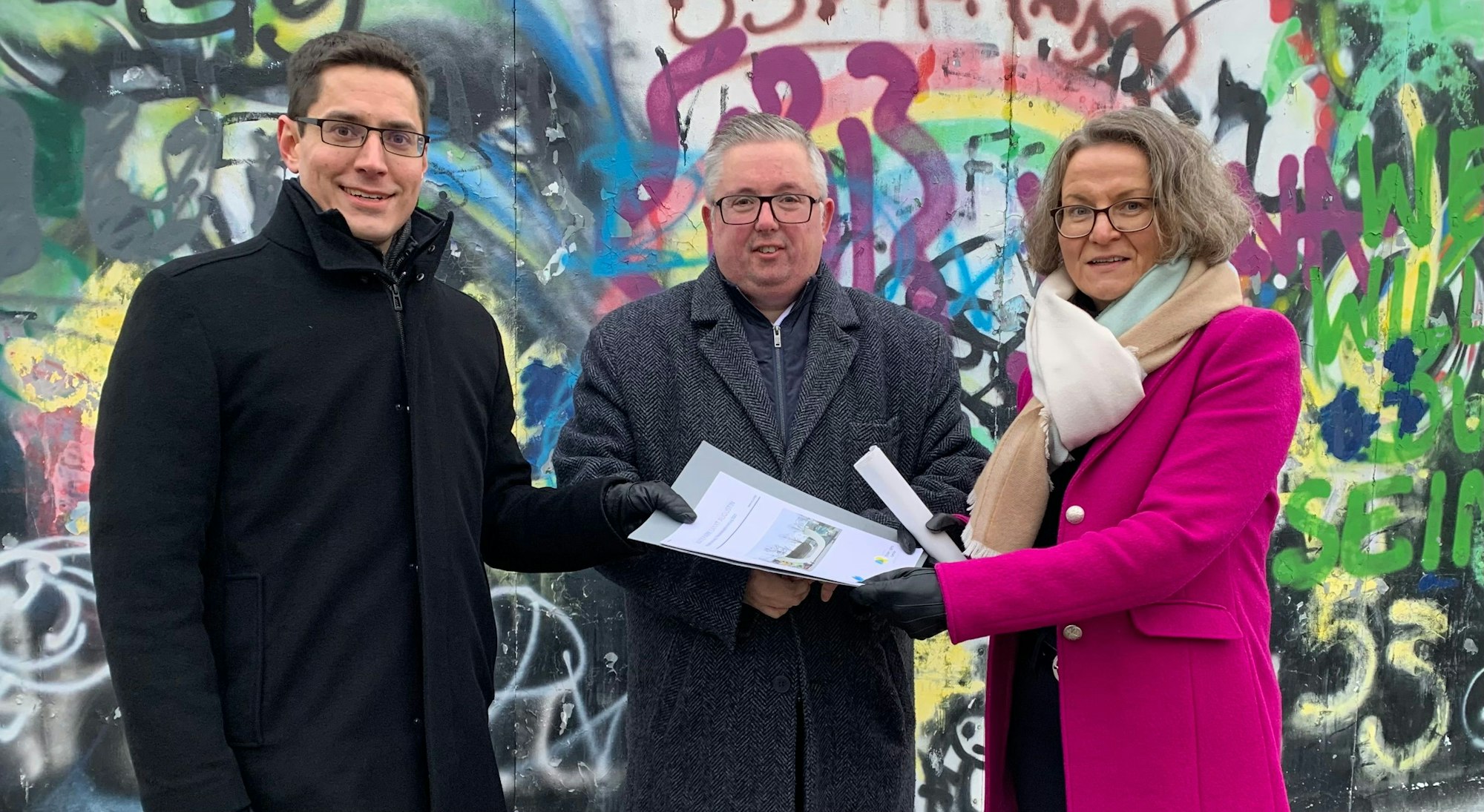 Bürgermeister Max Leitterstorf übergibt NRW-Kommunalministerin Ina Scharrenbach vor Ort eine Liste mit den Mängeln der Anlage, Landtagsabgeordneter Sascha Lienesch ist mit dabei.