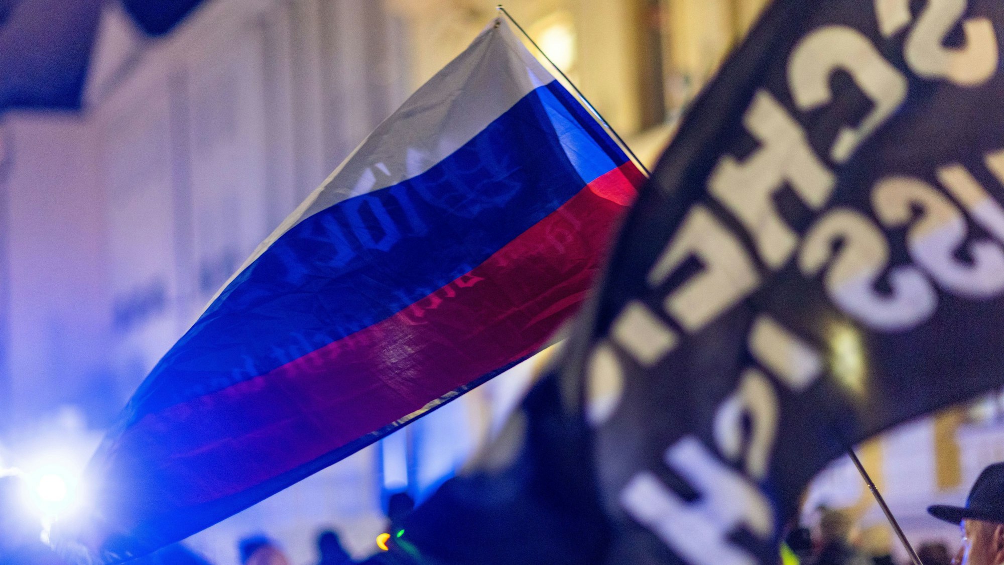 Eine russische Flagge bei einer Demonstration (Symbolbild)