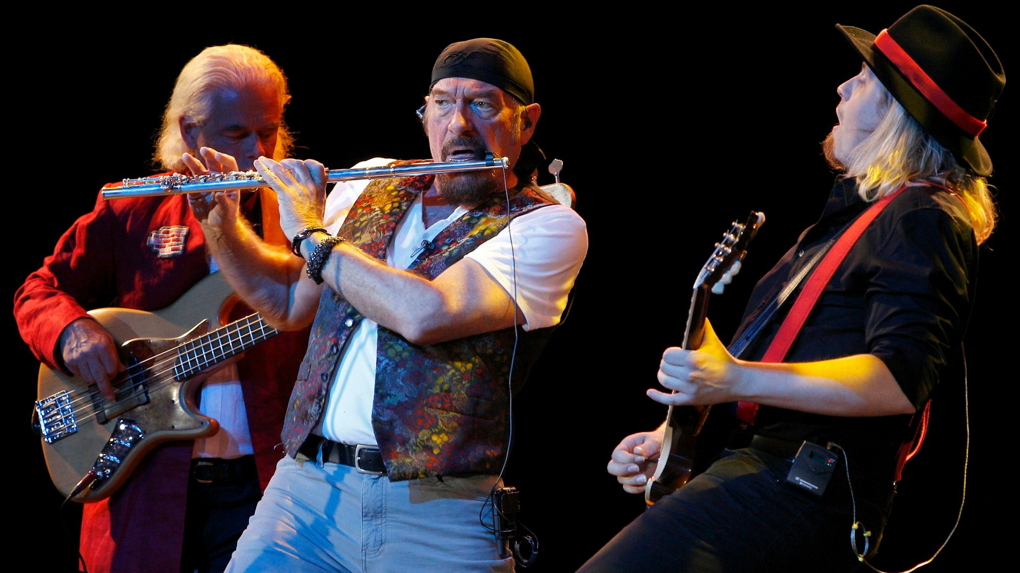 Die Band Jethro Tull bei einem Auftritt auf der Bühne.
