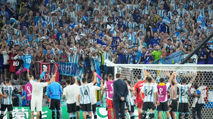Argentinien-Fans feiern gemeinsam mit ihren Spielern den Einzug ins Viertelfinale der WM 2022.