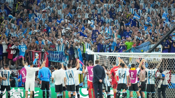 Argentinien-Fans feiern gemeinsam mit ihren Spielern den Einzug ins Viertelfinale der WM 2022.