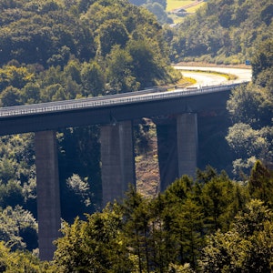 Blick auf die gesperrte Talbrücke Rahmede auf der Autobahn A45 bei Lüdenscheid.