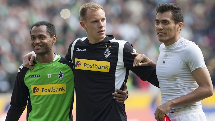 Ex-Gladbach-Stars unter sich: Raffael, Marc-André ter Stegen und Juan Arango (v.l.n.r.), hier zu sehen am 3. Mai 2014 im Borussia-Park. Die drei Spieler umarmen sich.