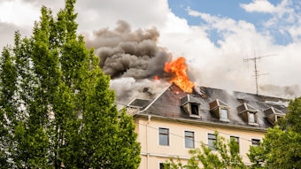 In einem Mehrfamilienhaus brennt der Dachstuhl.