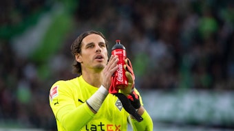 Gladbachs Torhüter Yann Sommer, hier am 15. Oktober 2022 gegen den VfL Wolfsburg. Sommer hält eine Trinkflasche in der Hand und applaudiert in Richtung der mitgereisten Fans.