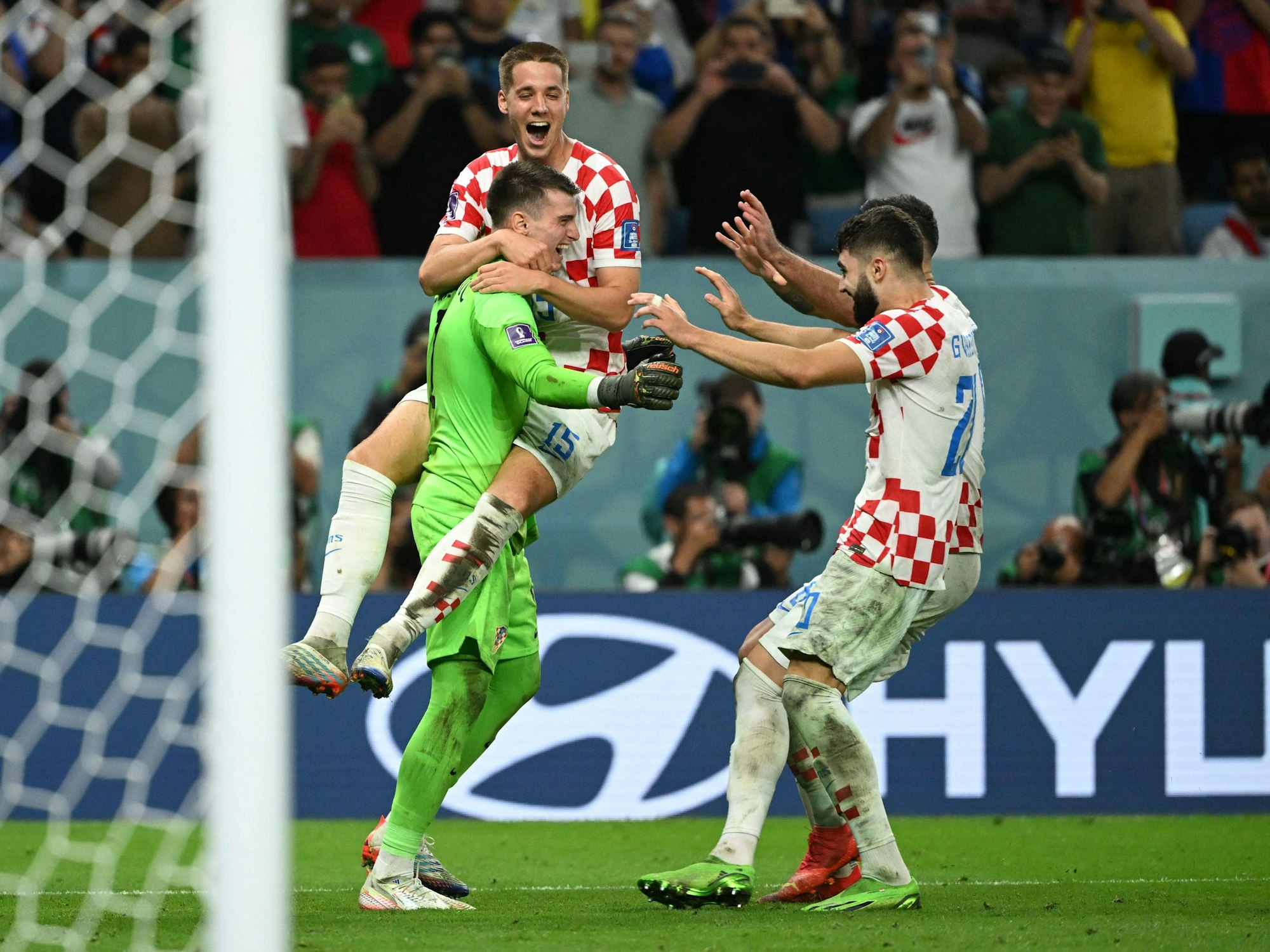 Kroatien-Keeper Dominik Livakovic wird nach dem Elfmeterschießen im WM-Achtelfinale gegen Japan von seinen Mannschaftskollegen gefeiert.