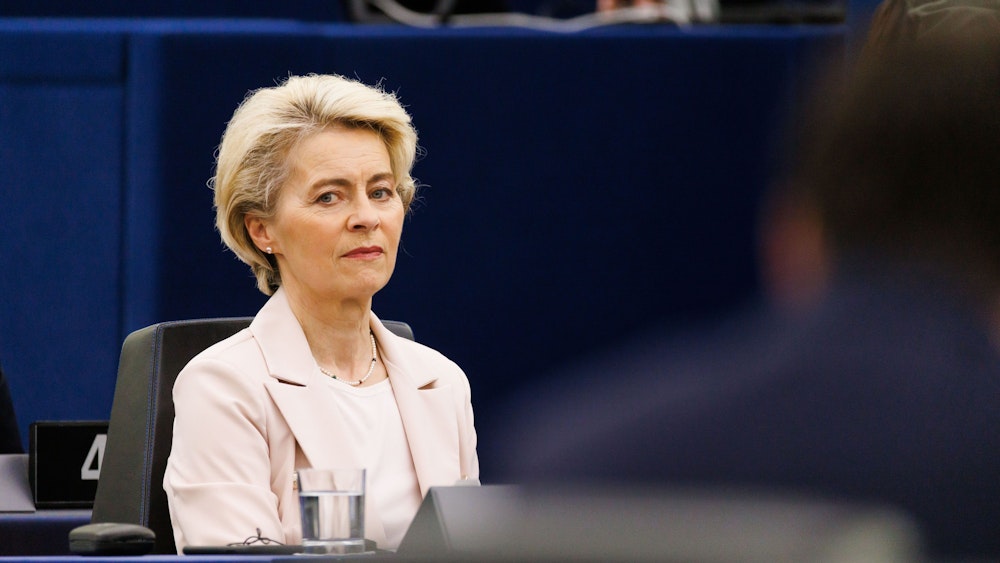 Straßburg: Ursula von der Leyen (CDU), Präsidentin der Europäischen Kommission, sitzt während der Feierlichkeiten zum 70-jährigen Bestehen im Gebäude des Europäischen Parlaments.