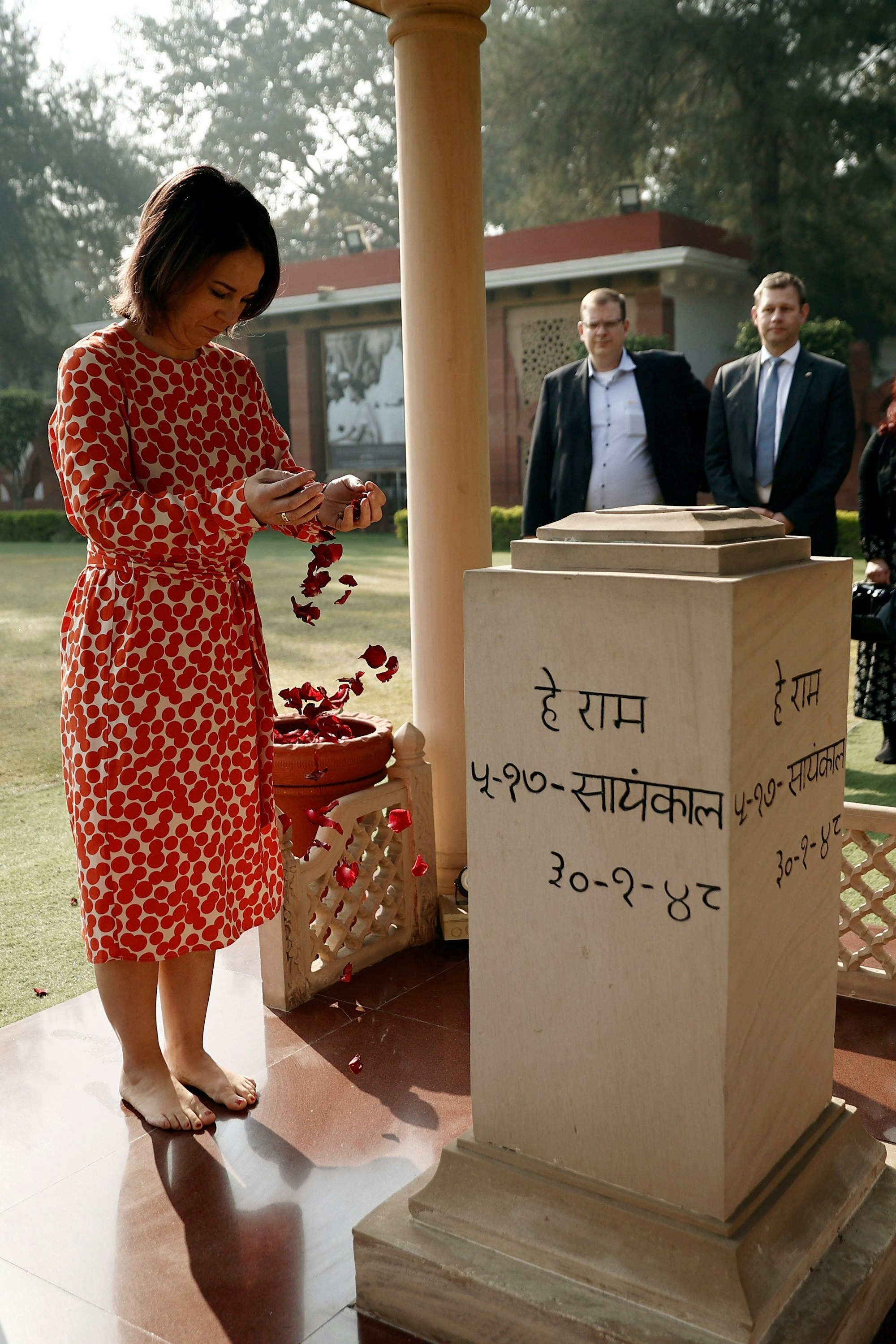 Außenministerin Annalena Baerbock (Bündnis90/Die Grünen) verstreut Rosenblätter im Gedenken an Mahatma Gandhi.
