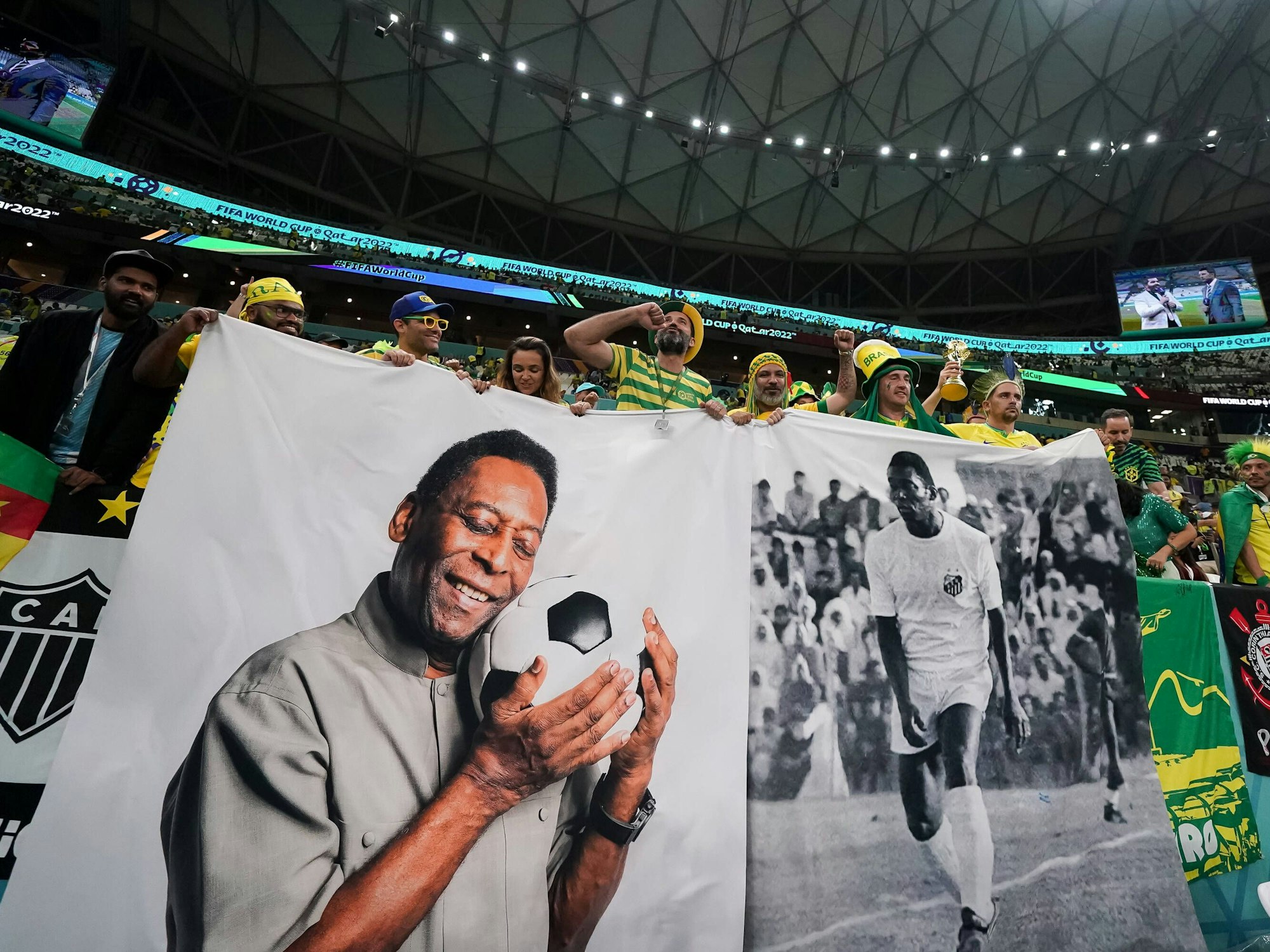 Banner von Pelé hängen bei einem Brasilien-Spiel im Stadion.