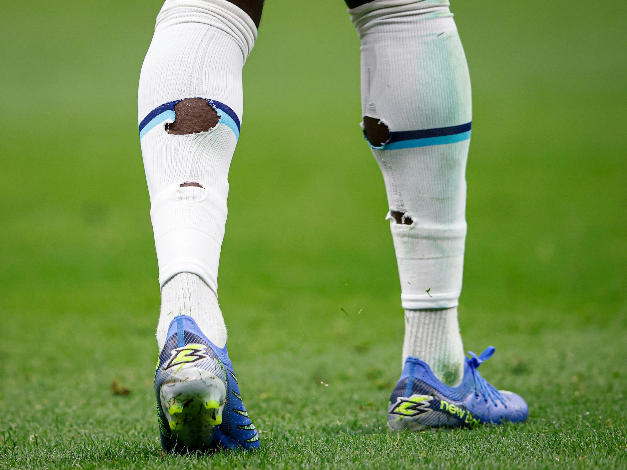 Die Beine von Englands Nationalspieler Bukayo Saka im WM-Spiel gegen die USA