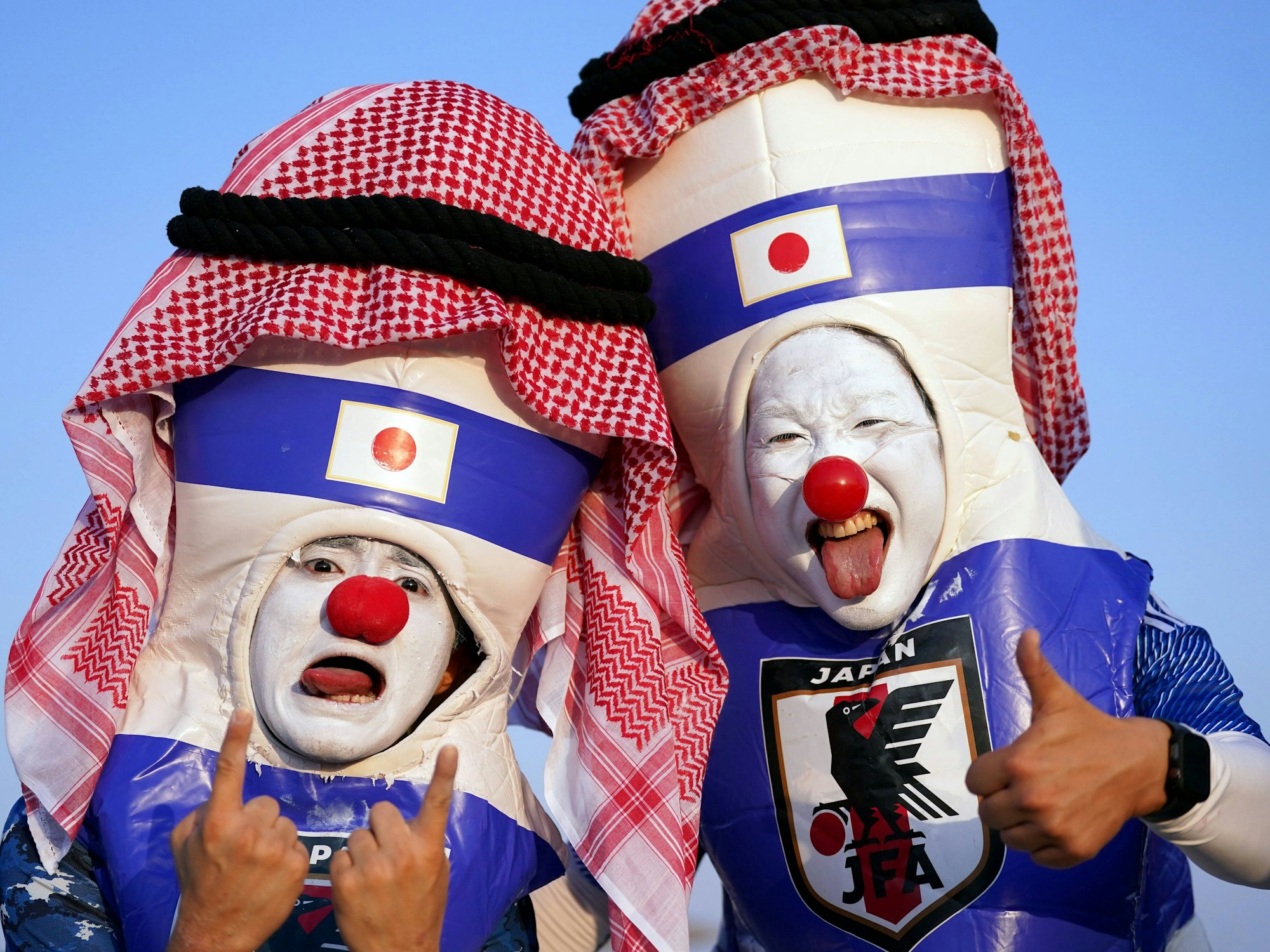 Zwei verkleidete Japan-Fans beim WM-Achtelfinale 2022 gegen Kroatien.