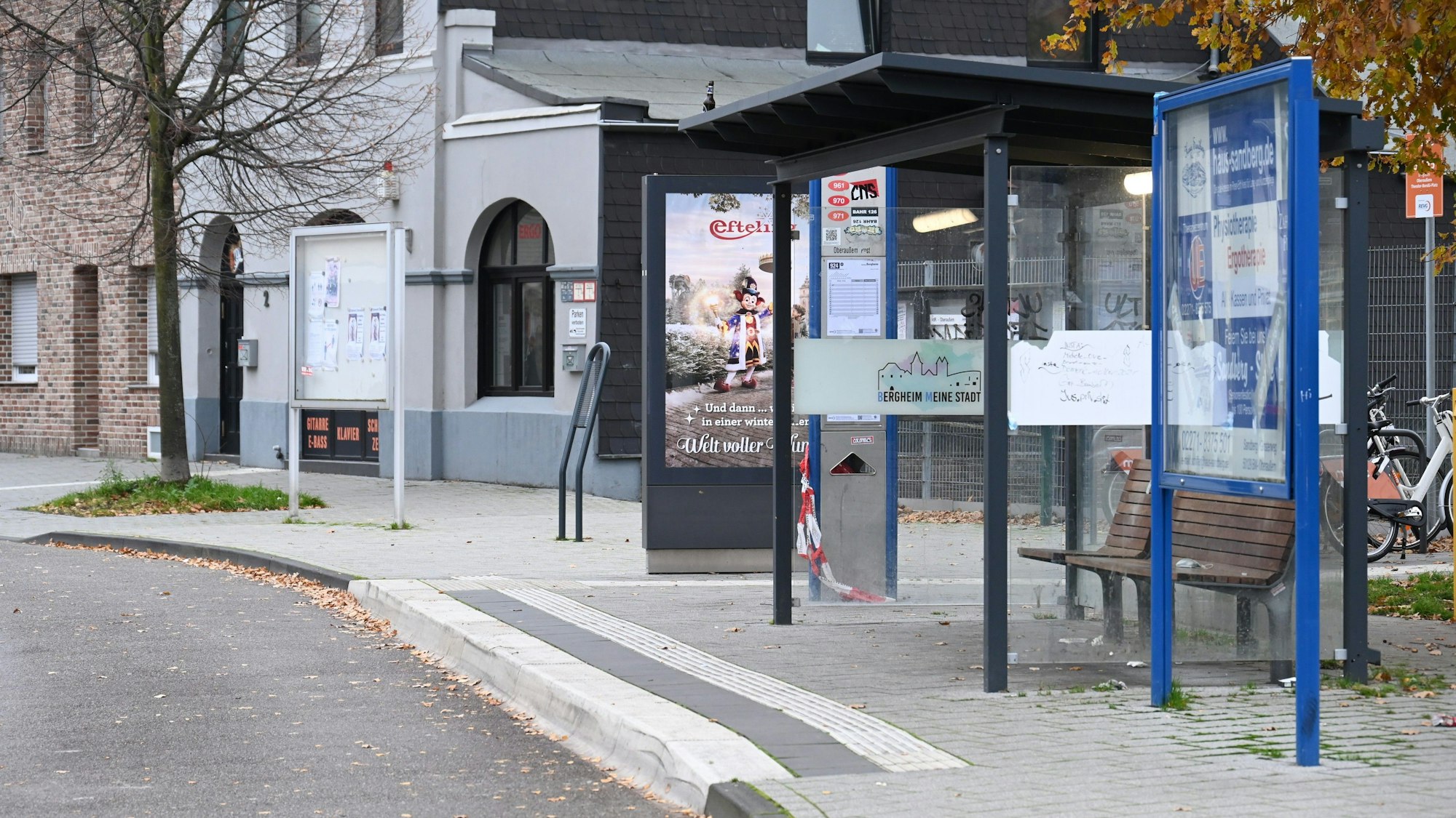 Das Bild zeigt eine Bushaltestelle an der Bergheimer Straße in Bergheim-Oberaußem. Dort stürzte am Samstag bei einem Streit ein 57-Jähriger. Er starb kurze Zeit später im Krankenhaus.