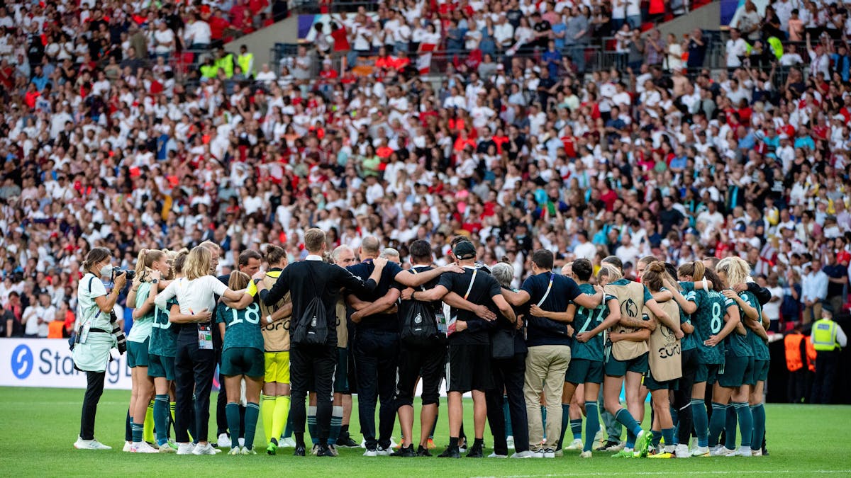 Das deutsche Nationaltam steht nach der Niederlage gegen England im EM-Finale am 31. Juli 2022 im Kreis zusammen.