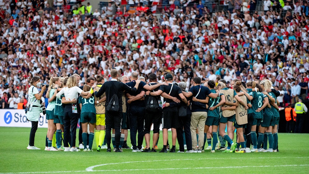 Das deutsche Nationaltam steht nach der Niederlage gegen England im EM-Finale am 31. Juli 2022 im Kreis zusammen.