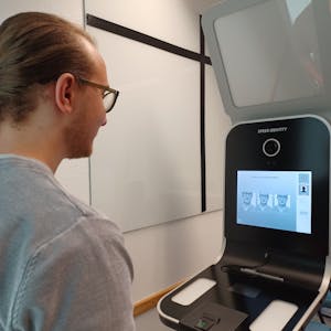 Ein Mann nimmt ein digitales Foto am Automaten auf.