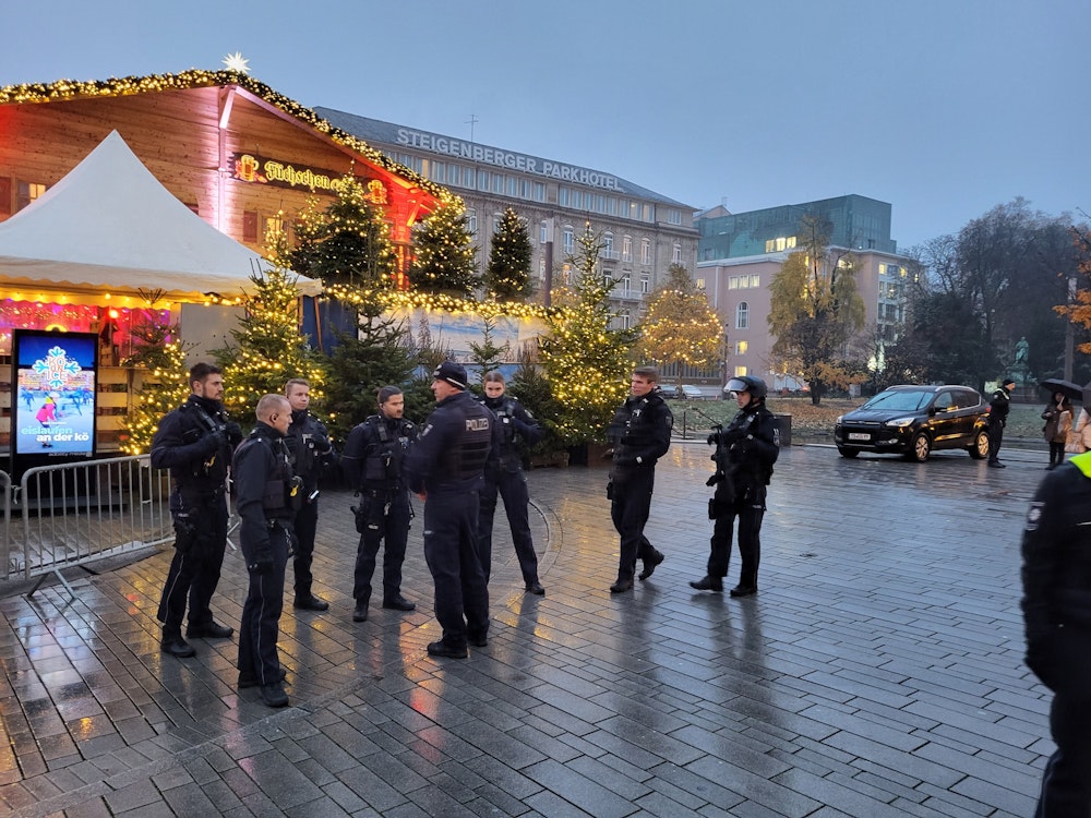 Polizeikräfte stehen vor dem geräumten Rathaus in Düsseldorf.