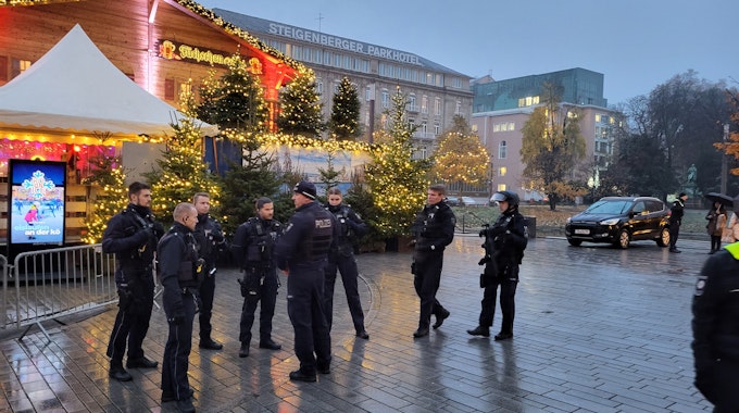Polizeikräfte stehen vor dem geräumten Rathaus in Düsseldorf.