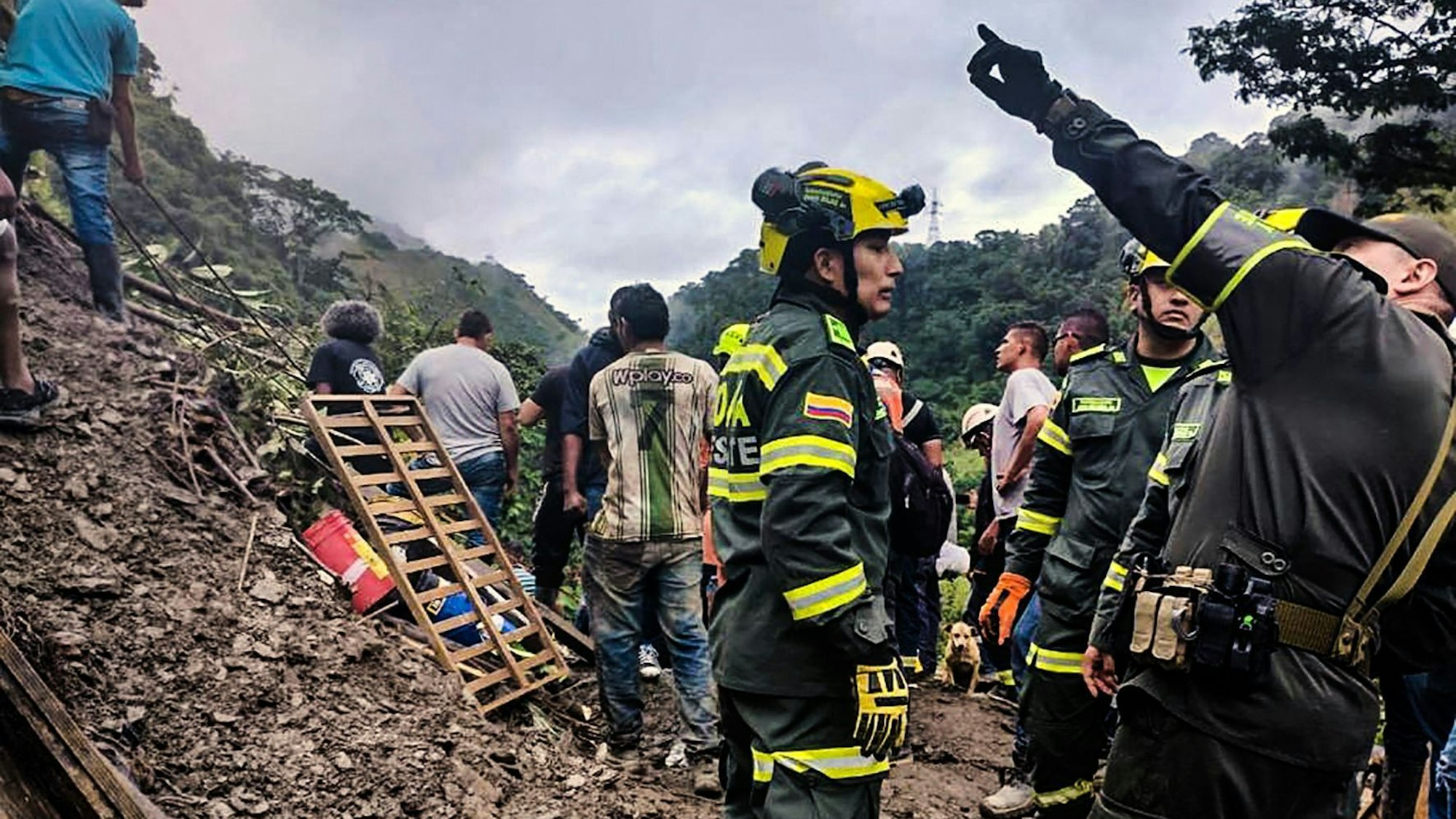 Ein von der Pressestelle der kolumbianischen Nationalpolizei veröffentlichtes Handout-Foto zeigt Rettungskräfte, die sich um den Ort eines Erdrutsches im Sektor El Ruso kümmern,