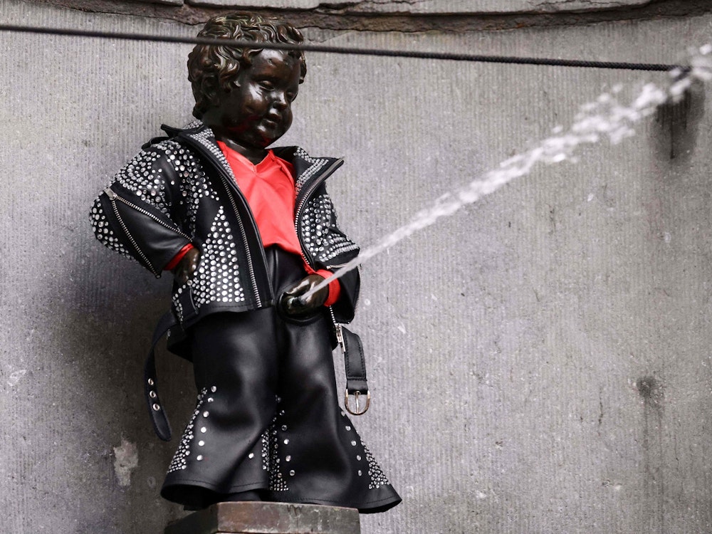 Brüssel: Die Brunnenfigur „Manneken Pis“ trägt ein Leder-Outfit.