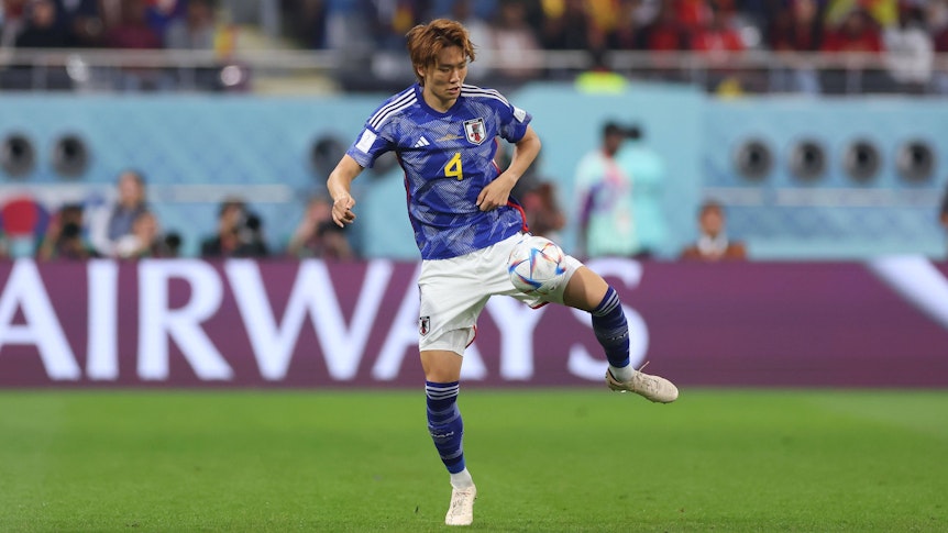 Ko Itakura, Spieler von Borussia Mönchengladbach, für die japanische Nationalmannschaft im Einsatz, hier am 1. Dezember 2022 beim WM-Spiel gegen Spanien.
