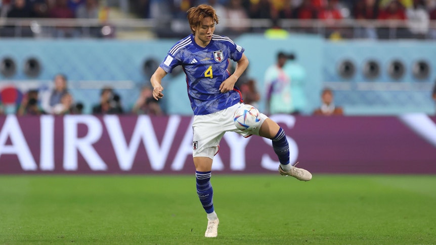 Ko Itakura, Spieler von Borussia Mönchengladbach, hat am Montag (5. Dezember 2022) bei der WM in Katar eine bittere Niederlage der japanischen Nationalmannschaft im Achtelfinale gegen Kroatien erlebt. Auf diesem Foto ist der Innenverteidiger am 1. Dezember zu sehen. Itakura spielt den Ball.