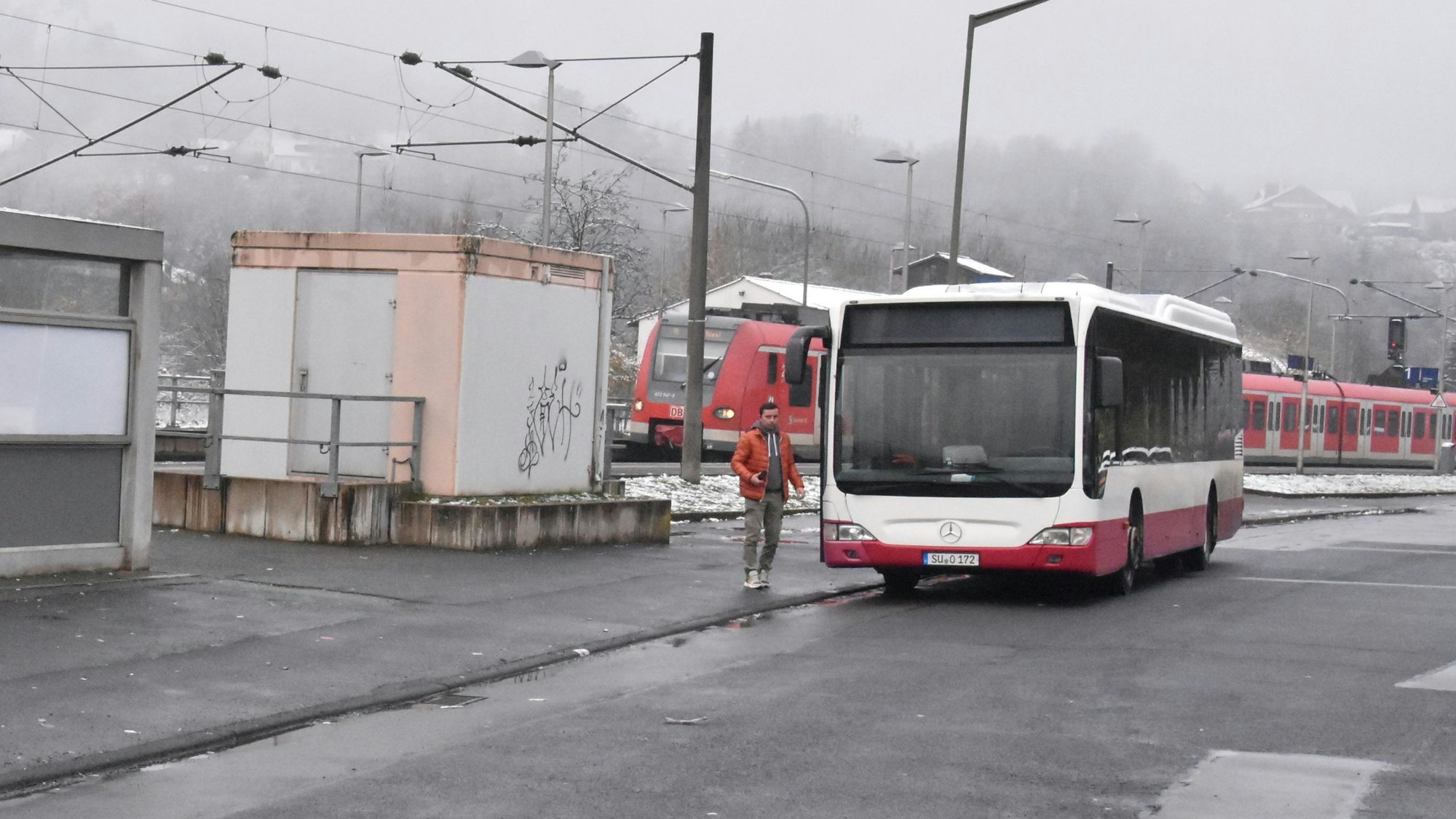 Ein Bus steht am Bahnhof Rosbach und wartet.