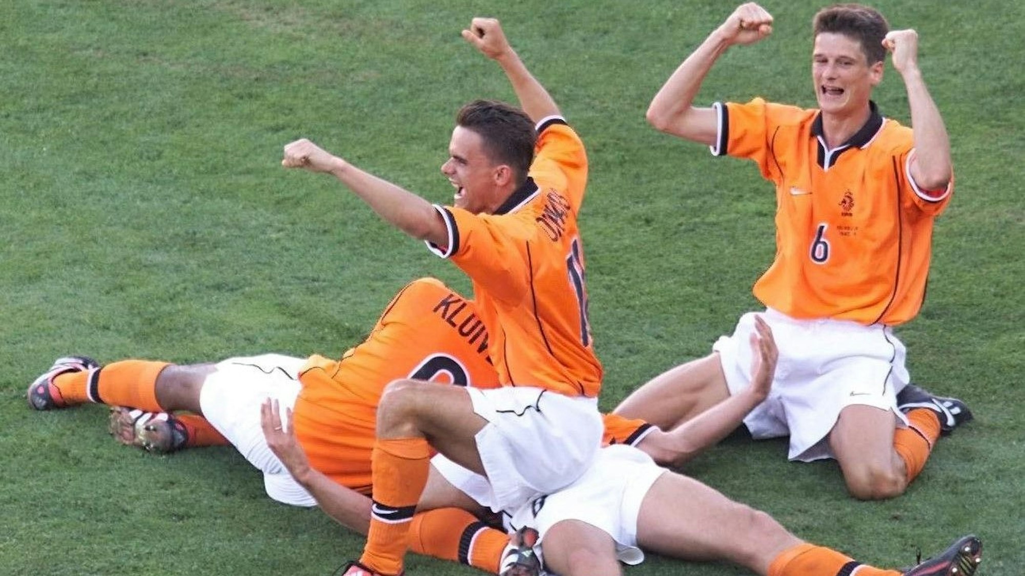 Die Spieler der Niederande bejubeln ein Tor von Dennis Bergkamp bei der WM 1998.