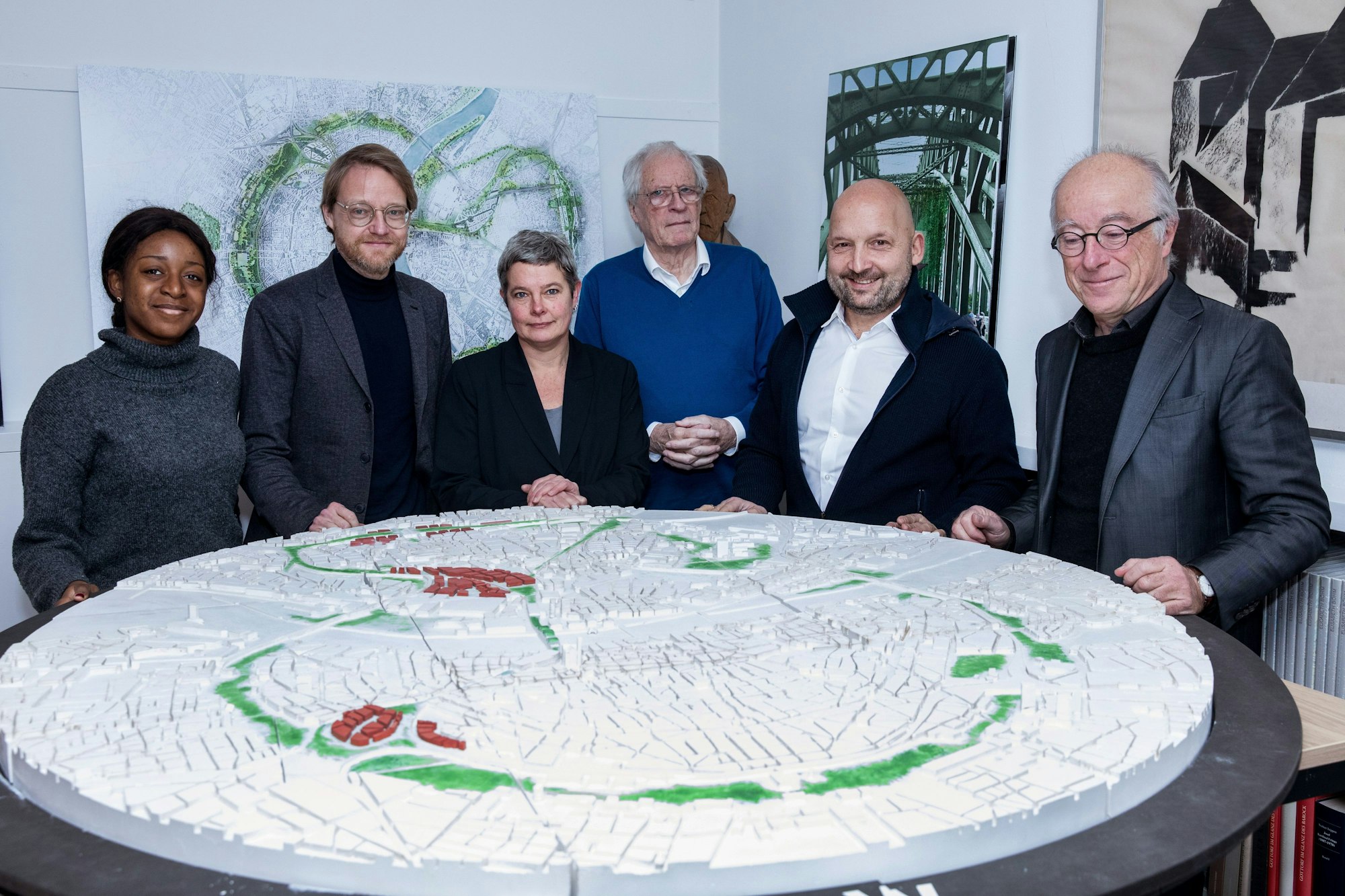 Sarah N´Sabaka,Thorsten Koska, Anja Bierwirth,  Dr. Günter Harloff, Thomas Müller und Paul Böhm stehen von einem Stadtentwicklungs-Modell.
