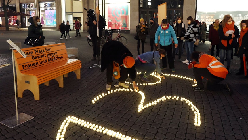 Orange Days 2021 am Bierbrunnen auf der Schildergasse. Der 1987 gegründete Arbeitskreis besteht aus über 20 Kölner Einrichtungen der Frauenhilfe. Für jede durch Partnerschaftsgewalt verstorbene Frau wird symbolisch eine Kerze aufgestellt.Insgesamt sind es 139 Stück.