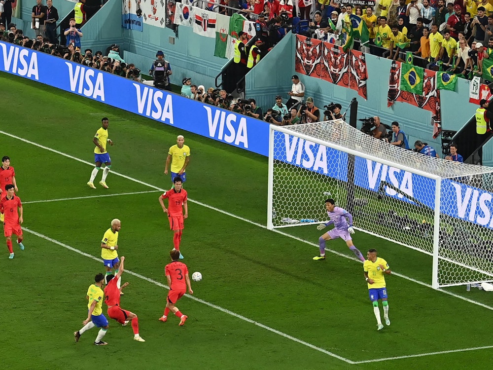 Lucas Paqueta erzielt das Tor zum 4:0 für Brasilien im WM-Achtelfinale gegen Südkorea.