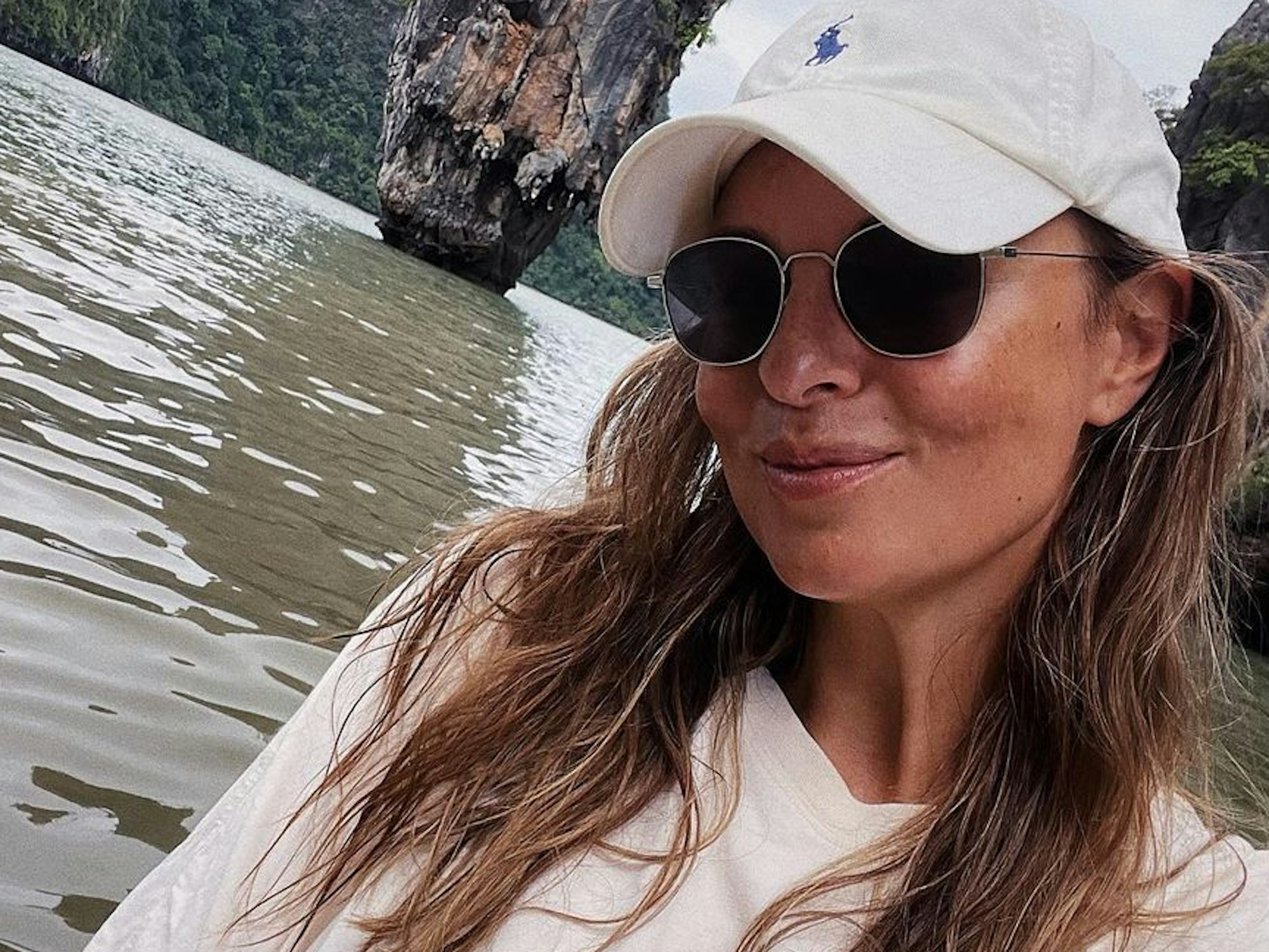 Laura Wontorra ist seit knapp eineinhalb Jahren offiziell Single. Zum Archiv-Foto: Laura Wontorra veröffentlichte am 5. Dezember 2022 auf ihrem Instagram-Account eine Fotostrecke von sich vor der weltberühmten James-Bond-Insel.