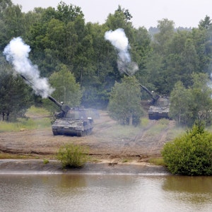 Ein Zug Panzerhaubitze 2000 schießt auf dem Truppenübungsplatz in Munster während der Informationslehrübung ‚Das Heer im Einsatz‘. (Symbolbild)