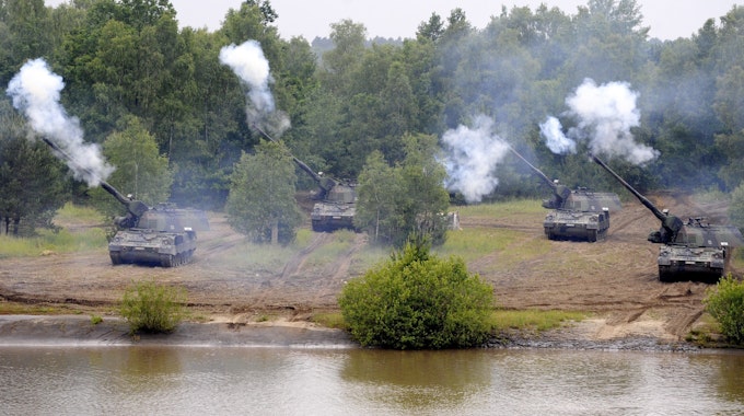 Ein Zug Panzerhaubitze 2000 schießt auf dem Truppenübungsplatz in Munster während der Informationslehrübung ‚Das Heer im Einsatz‘. (Symbolbild)