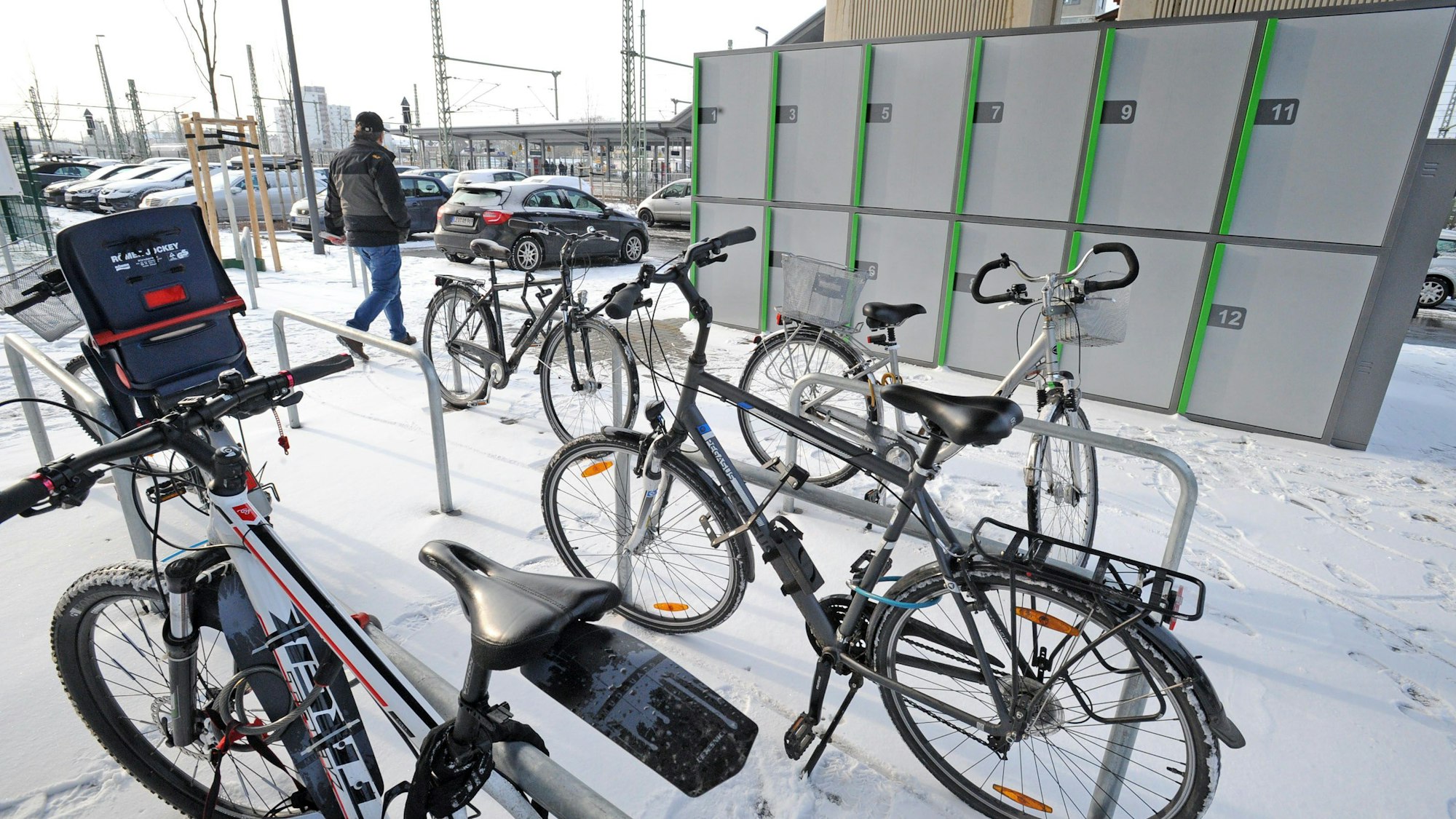 Abgeschlossene Fahrräder an Bügeln sowie geschlossene Fahrradboxen an der Bahnhofsbrücke in Opladen