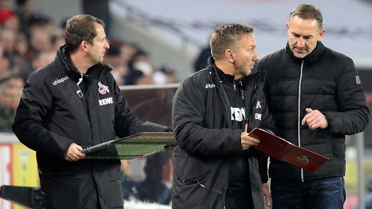 Manfred Schmid und Achim Beierlorzer beraten sich am Spielfeldrand bei einem Spiel des 1. FC Köln.