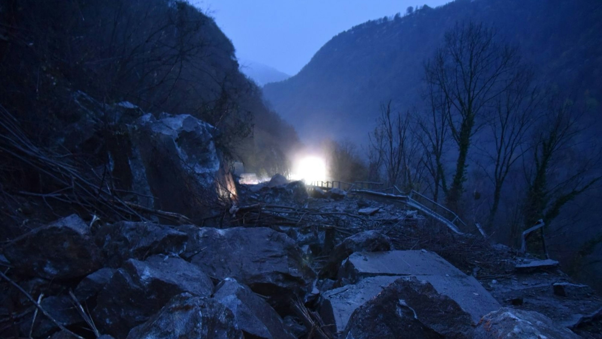 Geröll liegt nach einem Felssturz auf einer Straße im Schweizer Kanton Graubünden.