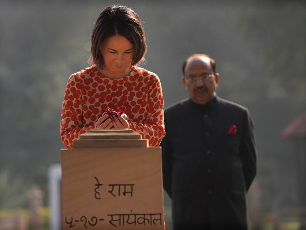 Außenministerin Annalena Baerbock (Bündnis90/Die Grünen) erweist dem Gandhi Smriti, dem Ort, an dem Mahatma Gandhi die letzten Tage seines Lebens verbrachte und ermordet wurde, Ehre.