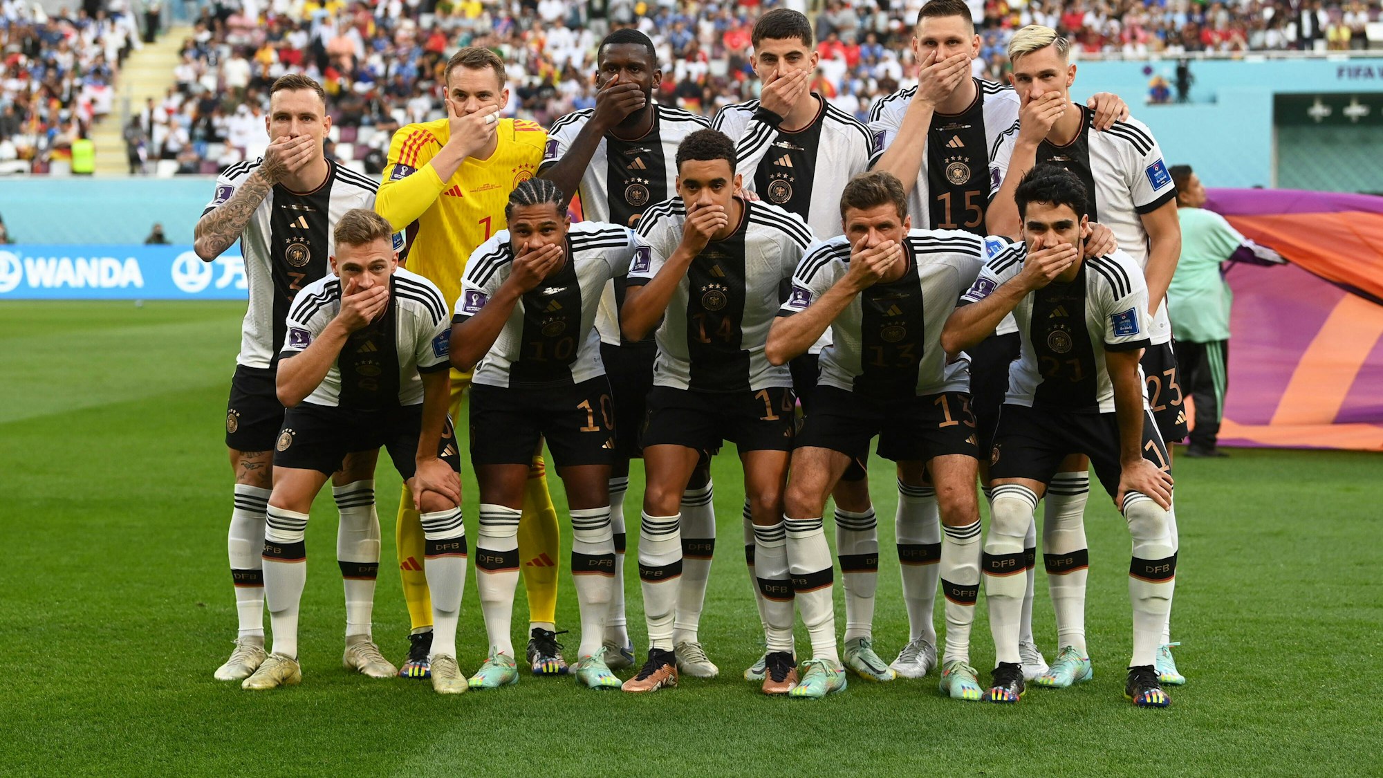 Die deutsche Fußball-Nationalmannschaft setzt mit einer Mund-Zu-Geste ein Zeichen gegen die Fifa, die zuvor das Tragen der One-Love-Armbinde verboten hatte.