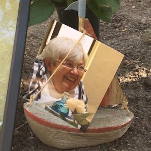 Freundinnen schmückten das anonyme Grab von Brigitte Lersch mit einem Korb und einem Bild der Verstorbenen, auf dem sie lacht.&nbsp;