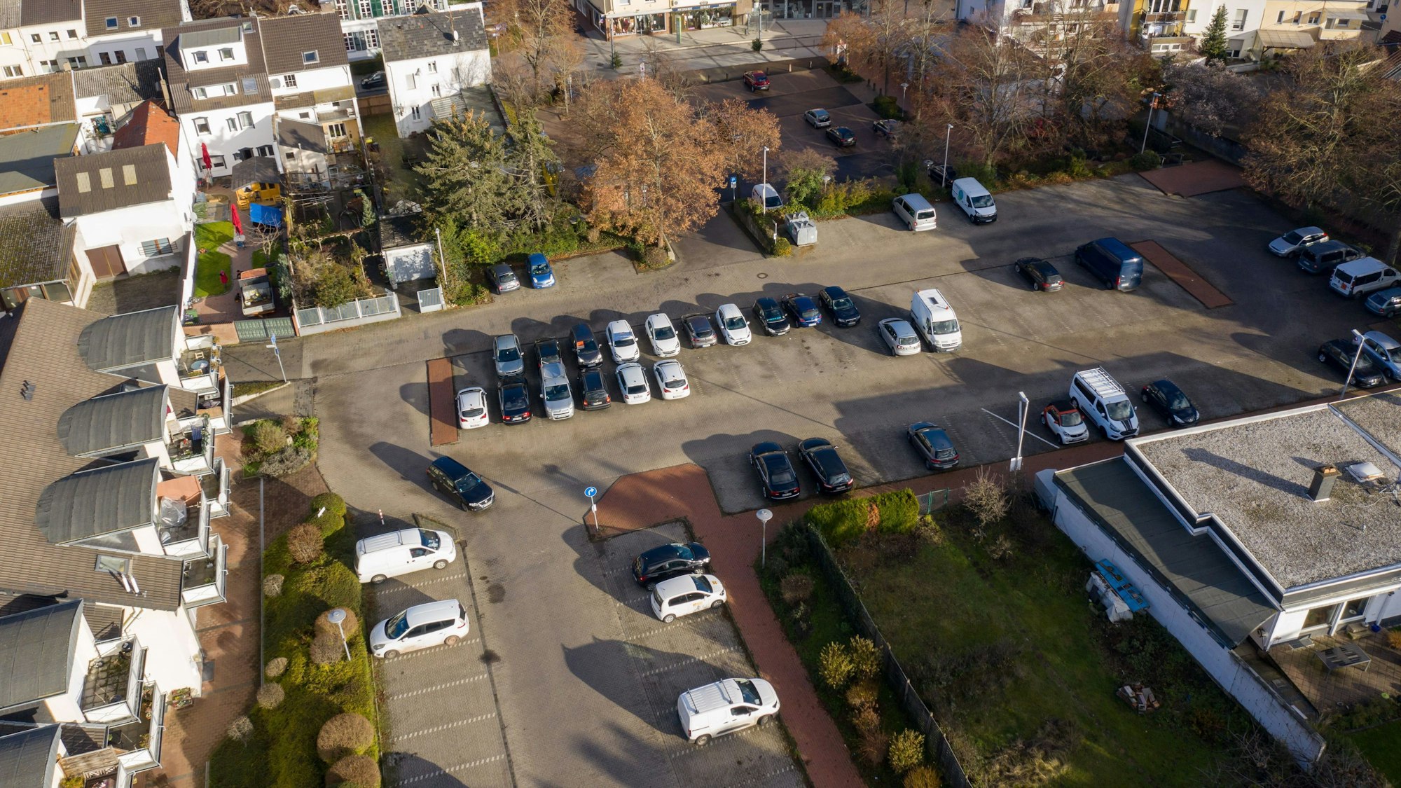 Ein Blick von oben auf den Marktplatz in Meckenheim. Dort parken Autos. (Drohnenfoto)
