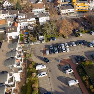Ein Blick von oben auf den Marktplatz in Meckenheim. Dort parken Autos. (Drohnenfoto)