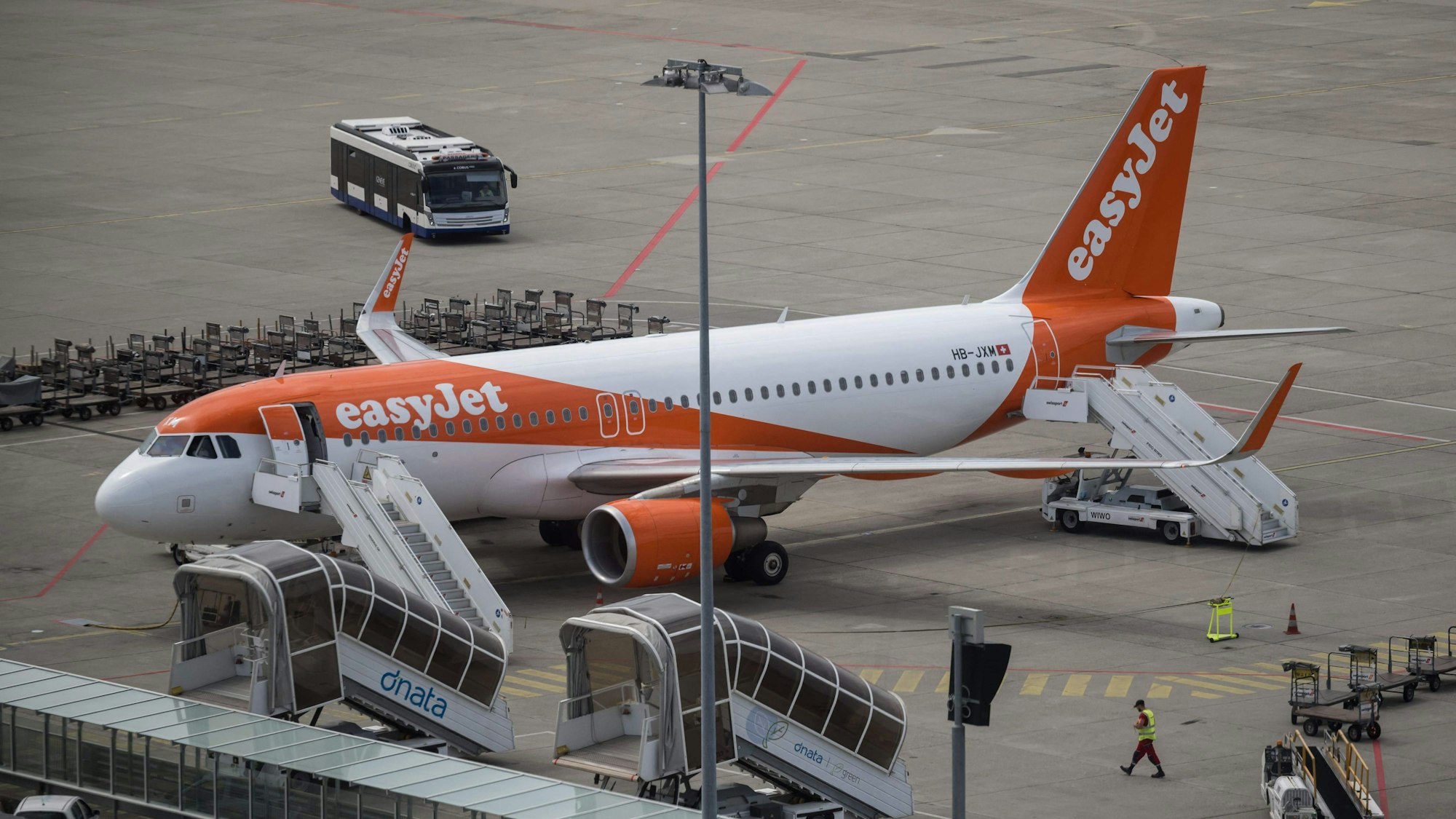 Ein Flugzeug der britischen Airline EasyJet steht am Flughafen in Genf.