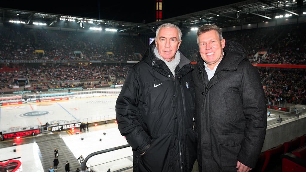 IIHF-Präsident Luc Tardif und DEL-Geschäftsführer Gernot Tripcke stehen im Rhein-Energie-Stadion beim Eishockey-Spiel Haie gegen Mannheim.&nbsp;