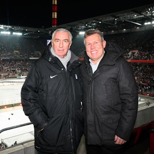 IIHF-Präsident Luc Tardif und DEL-Geschäftsführer Gernot Tripcke stehen im Rhein-Energie-Stadion beim Eishockey-Spiel Haie gegen Mannheim.