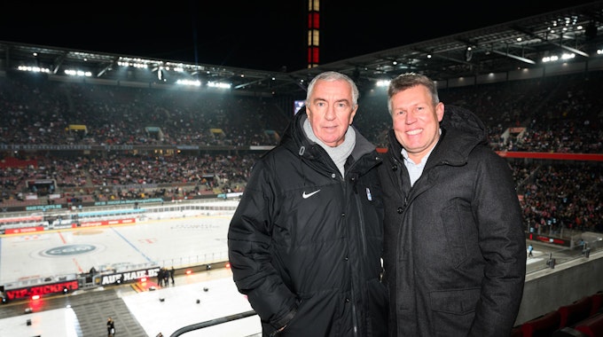 IIHF-Präsident Luc Tardif und DEL-Geschäftsführer Gernot Tripcke stehen im Rhein-Energie-Stadion beim Eishockey-Spiel Haie gegen Mannheim.&nbsp;