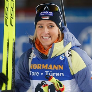 Anna Weidel lacht nach ihrem Auftritt beim Biathlon-Weltcup in Kontiolahti.