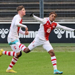Die FC-Youngsters Jaka Cuber Potocnik und Justin Diehl jubeln nach einem Treffer.






