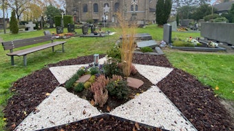Im Hintergrund steht die St. Servatius Kirche. Vor der Kirche befindet sich ein Friedhof. Das Grabfeld für tote Kinder ist in Form eines Sterns angelegt.