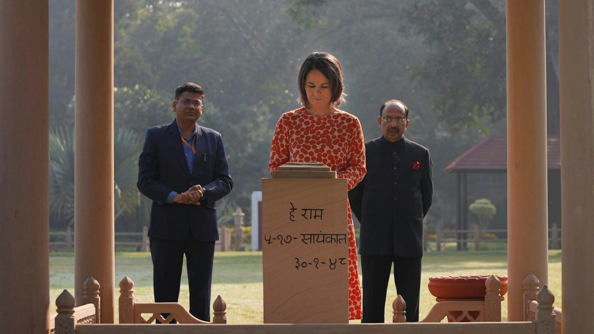 Deutschlands Außenministerin Annalena Baerbock (Grüne) legt Rosen an Mahatma Ghandis Grab in Indien ab.